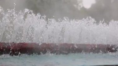 Küçük jeotermal enerji santrali Chiang Mai Tayland 'a püsküren serinletici suyun sisi..