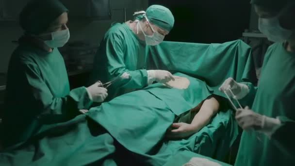 Tıbbi Ekip Ameliyathanede Ameliyat Yapıyor — Stok video