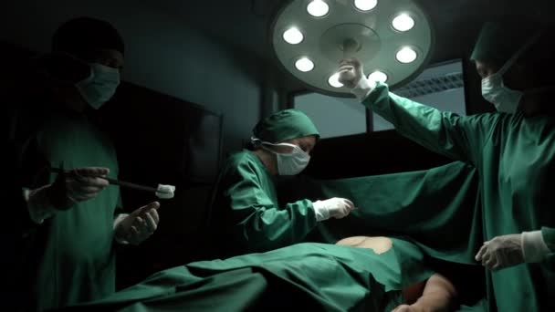 Ιατρική Ομάδα Που Εκτελεί Χειρουργική Επέμβαση Στο Χειρουργείο — Αρχείο Βίντεο