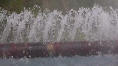 Küçük jeotermal enerji santrali Chiang Mai Tayland 'a püsküren serinletici suyun sisi..