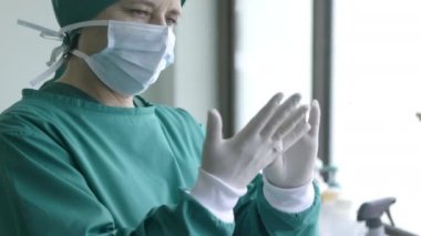 Doktor ameliyat eldiveni, profesyonel tıbbi güvenlik ve sağlık sigortası takıyor..