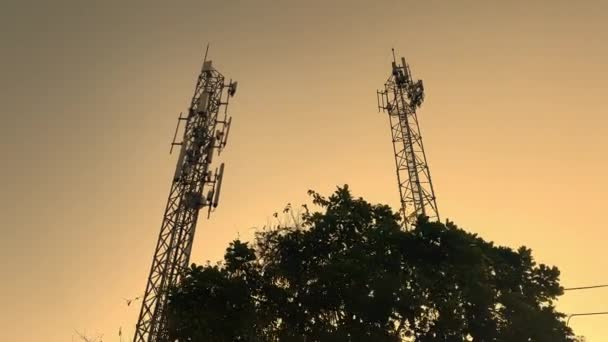 5Gセルラネットワークアンテナと農村部の電気通信タワー — ストック動画