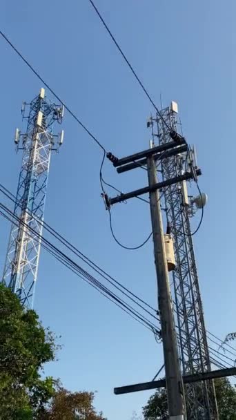 Hücresel Antenli Kırsal Kesimde Telekomünikasyon Kulesi — Stok video
