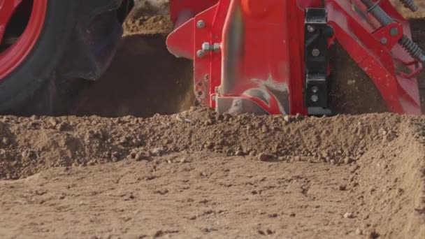 Tracteur Cultivant Des Terres Avec Tiller Rotatif Ferme Ralenti — Video