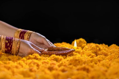 Diwali, Diwali ya da Deepavali kutlamalarında yanan Clay diya lambaları Hindistan 'ın en büyük ve en önemli bayramıdır..