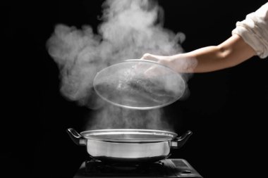 Mutfak koyu arka plan üzerinde pot pişirme üzerinde buhar.