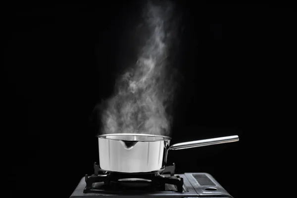 蒸汽在厨房的烹饪锅在黑暗的背景 — 图库照片