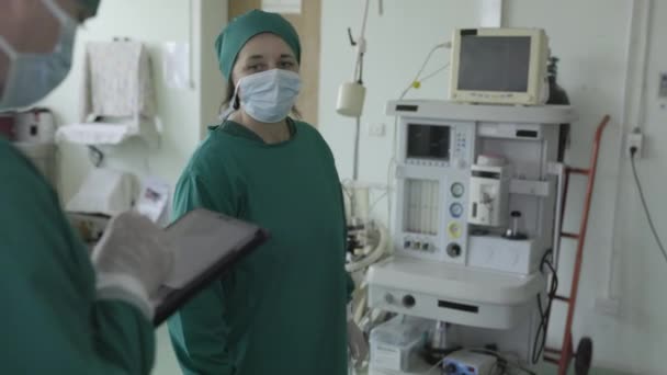 Tıbbi Ekip Kırsal Kesimdeki Hastanedeki Ameliyathanede Ameliyat Yapmadan Önce Tartışır — Stok video