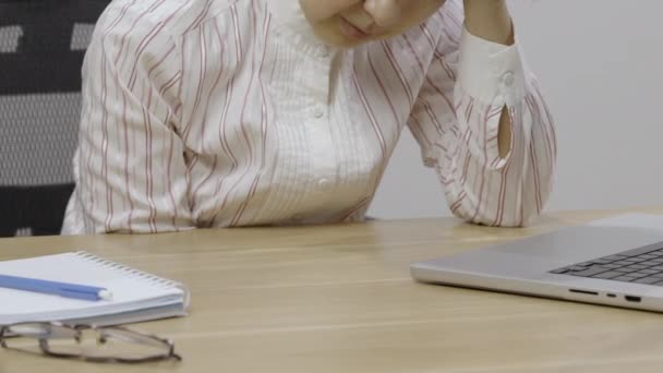 Wanita Dengan Narkolepsi Tertidur Meja Kantor Narcolepsy Adalah Gangguan Tidur — Stok Video