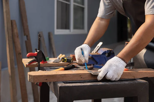 Woodworking Hobby Para Homens Sênior Após Aposentadoria Casa — Fotografia de Stock
