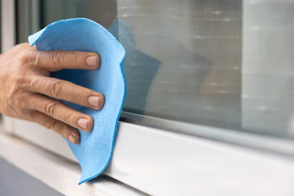Arbeiter Verwenden Ein Weiches Tuch Reinigung Upvc Aluminium Fensterrahmen Entfernen — Stockfoto