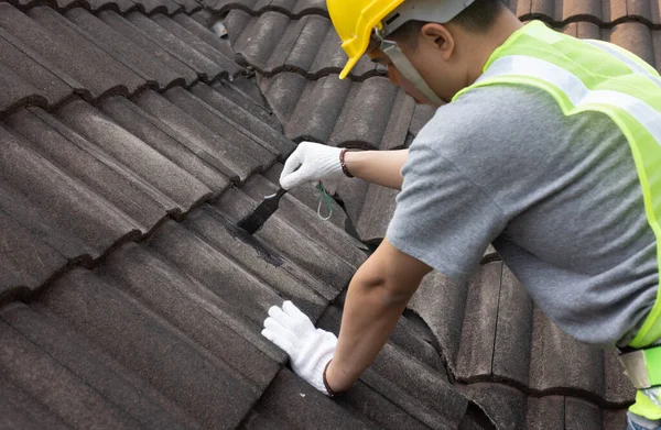 Robotnik Korzystający Wodoodpornego Pokrycia Dachowego Naprawy Pęknięcia Starego Dachu Dachówki — Zdjęcie stockowe