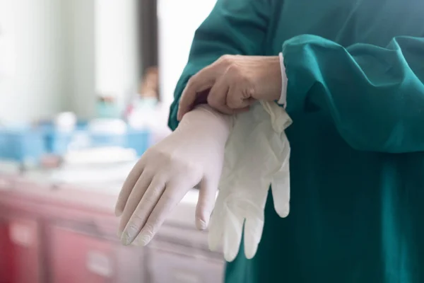 Lekarz Zakładający Rękawice Chirurgiczne Profesjonalne Bezpieczeństwo Medyczne Higiena Podczas Zabiegów — Zdjęcie stockowe