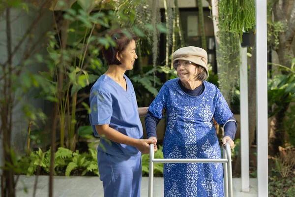 高齢女性の認知症治療におけるガーデニング療法 — ストック写真