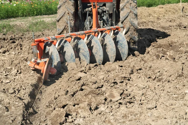 Tractor Granja Cultivando Tierra Con Arado —  Fotos de Stock