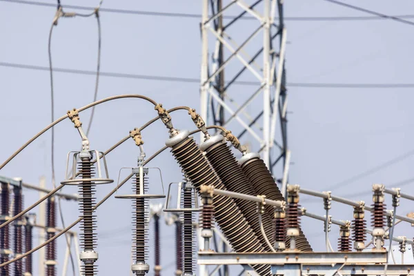 Elektrik Santralindeki Trafo Üzerinde Yüksek Voltajlı Seramik Izolatörler — Stok fotoğraf