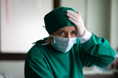 Depresyondaki kadın doktor yorgun ve üzgün..
