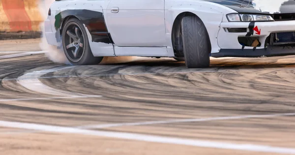 Carro de corrida vermelho à deriva na pista, poeira debaixo das rodas.  ilustração de arte, desfoque de movimento