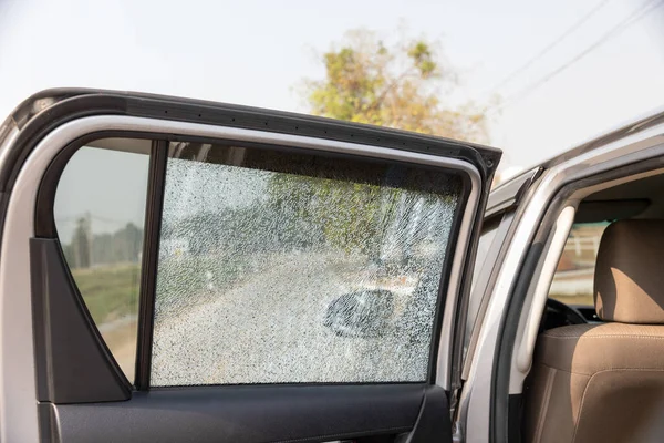 Разбитое Боковое Стекло Машины Дороге Поврежденное Окно Автомобиля — стоковое фото