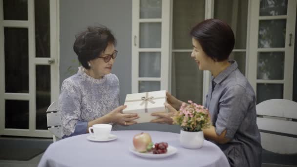 Adult Daughter Gives Gift Mother Mothers Day — Vídeos de Stock