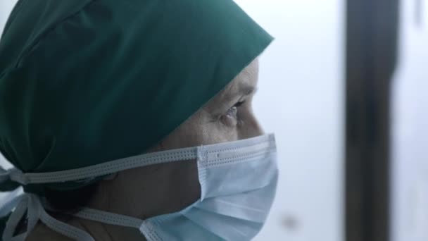 Κουρασμένος Γιατρός Κοιτάζει Έξω Από Παράθυρο Μετά Την Επέμβαση Στο — Αρχείο Βίντεο