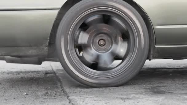 노선에서 타이어를 태우는 레이싱 레이싱 자동차 — 비디오
