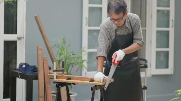 Hobi Woodworking Untuk Pria Senior Setelah Pensiun Rumah — Stok Video
