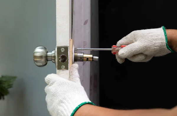 Serralheiro Porta Madeira Com Chave Fenda Para Reparar Fixar Botão — Fotografia de Stock