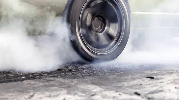 Σύρετε Αγωνιστικά Αυτοκίνητο Κάψιμο Ελαστικών Στην Γραμμή Εκκίνησης Στην Πίστα — Φωτογραφία Αρχείου