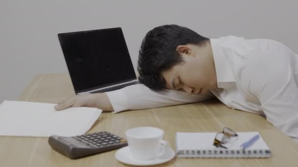Man Narcolepsy Fall Asleep Office Desk Narcolepsy Sleep Disorder Makes — Stock Video