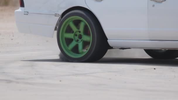 Sürüklenen Araba Hız Yolunda Lastikleri Yakıyor — Stok video
