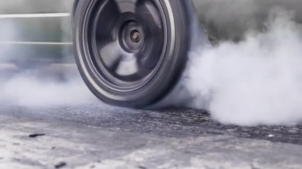 Σύρετε Αγωνιστικά Αυτοκίνητο Κάψιμο Ελαστικών Στην Γραμμή Εκκίνησης Στην Πίστα — Αρχείο Βίντεο