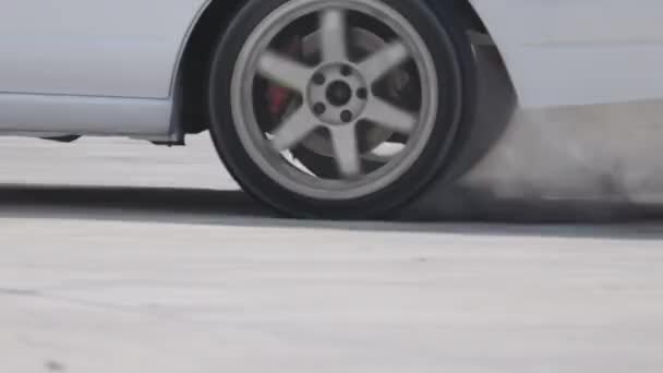 Mobil Putih Hanyut Trek Balap Saat Latihan — Stok Video
