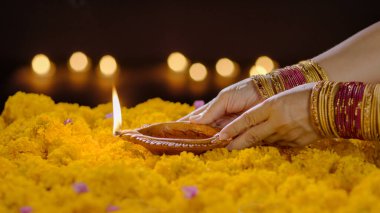 Diwali kutlaması sırasında yanan Clay diya lambaları, Diwali, veya Deepavali, Hindistan, Jains ve Sihs tarafından kutlanan büyük festivallerden biridir..