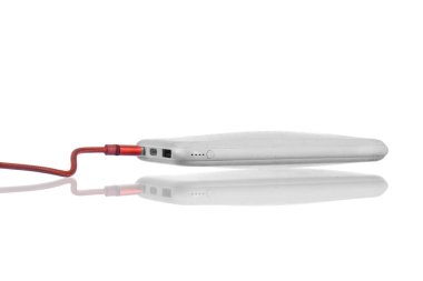 Şişmiş eski elektrik bataryası beyaz arka planda izole edildi