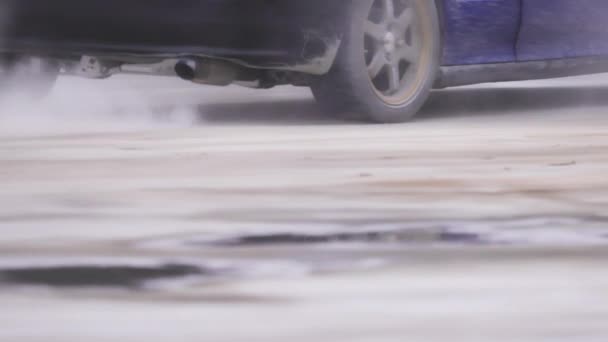 Gymkhana 汽车运动 赛车在轨道上绕着圆锥旋转 — 图库视频影像