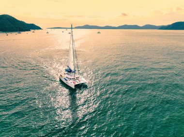 Andaman denizlerindeki katamaranın havadan görünüşü. Phuket, Tayland 'a yelken açmak.