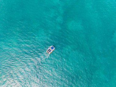 Andaman denizlerindeki katamaranın havadan görünüşü. Phuket, Tayland 'a yelken açmak.