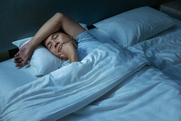 Äldre Asiatisk Man Som Har Sömnproblem Stress Ångest Och Depression — Stockfoto