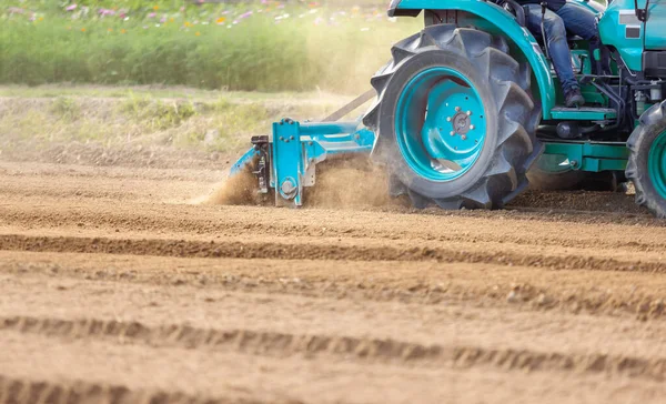 Traktor Obdělávající Půdu Otočným Kormidlem Zemědělském Podniku — Stock fotografie