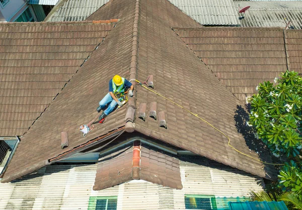 Worker Man Repairing Eaves Tile Old Roof — Stock Photo, Image