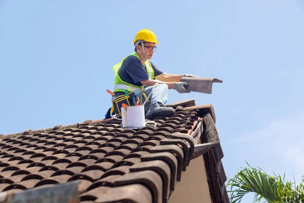 Arbeiter Reparieren Dachvorsprünge Und Ziegel Des Alten Daches — Stockfoto