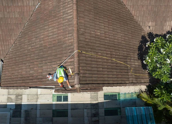 Robotnik Naprawia Okapy Dachówki Starego Dachu — Zdjęcie stockowe