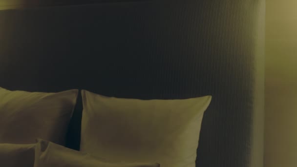 Närbild Att Tända Bordslampa Sovrummet — Stockvideo