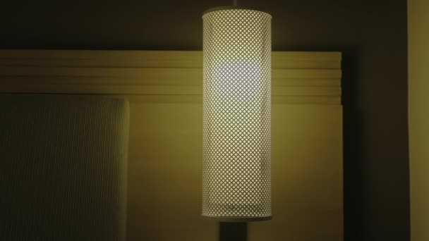 침실에서 테이블 램프를 클로즈업 — 비디오