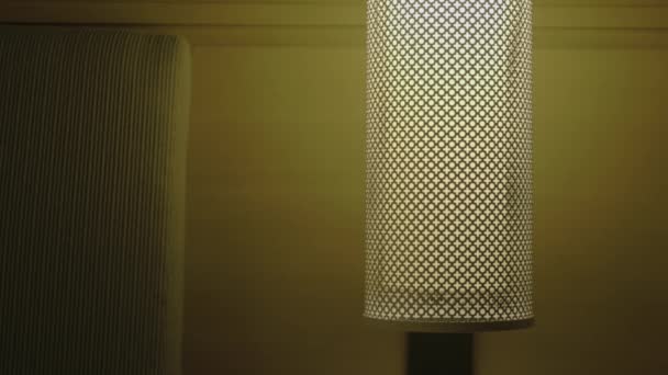 Gros Plan Sur Allumage Une Lampe Table Dans Chambre — Video