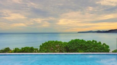 Phuket Tayland 'da deniz manzaralı yüzme havuzu ve terası olan lüks sahil evi..