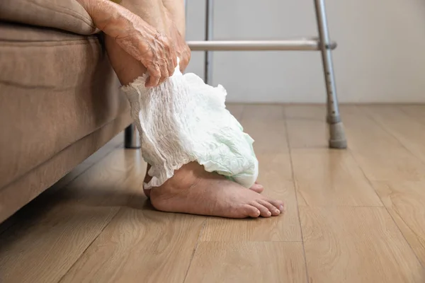 高齢者の尿失禁とおむつ交換 — ストック写真