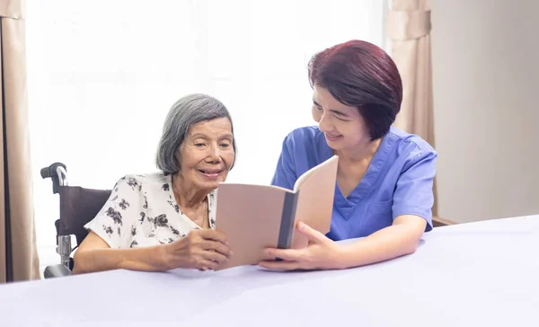 Femeie Vârstă Care Citește Voce Tare Carte Pentru Terapia Demență — Fotografie, imagine de stoc