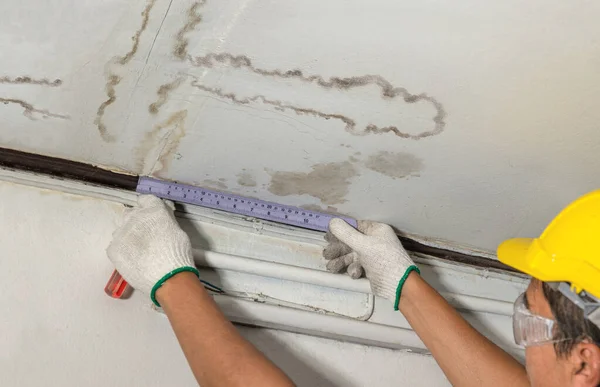 Worker Fix Leaking Pipe Ceiling Close Stain Ceiling — Fotografia de Stock